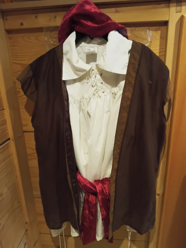 Piratenkostüm mit roter